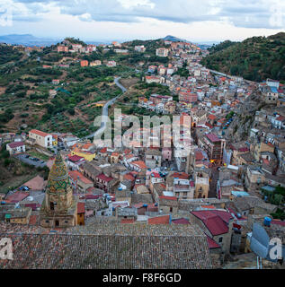 Avis de Sassuolo, petite ville au milieu de la Sicile Banque D'Images