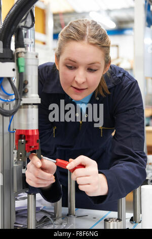 Apprentie Ingénieur travaillant sur la machine en usine Banque D'Images