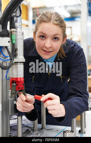 Apprentie Ingénieur travaillant sur la machine en usine Banque D'Images