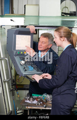 Apprenti ingénieur et l'utilisation de machine de découpe informatisé Banque D'Images