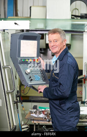 D'EXPLOITATION Ingénieur de machine de coupe contrôlée par ordinateur Banque D'Images