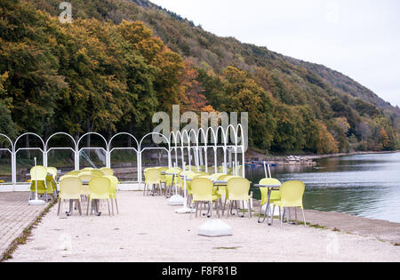 Café sur la jetée du Grand lac de Laffrey , France Banque D'Images