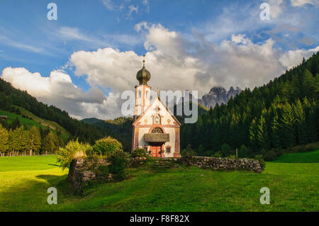 Église Saint Johann dans saintes, Val di Funes, Dolomites, Tyrol du Sud, Italie Banque D'Images