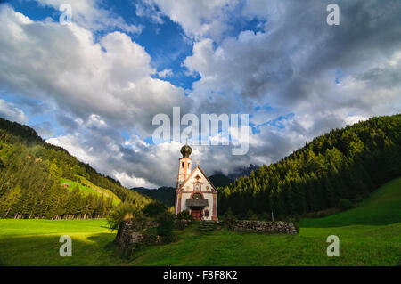 Église Saint Johann dans saintes, Val di Funes, Dolomites, Tyrol du Sud, Italie Banque D'Images
