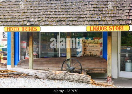 Liquor Store Myers Flat en Californie où le propriétaire prend en charge l'openy Tea Party Banque D'Images