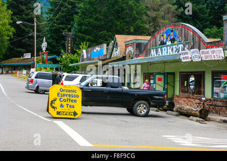 Magasins généraux dans cette petite ville de Myers Flat dans le comté de Humboldt en Californie du Nord Banque D'Images