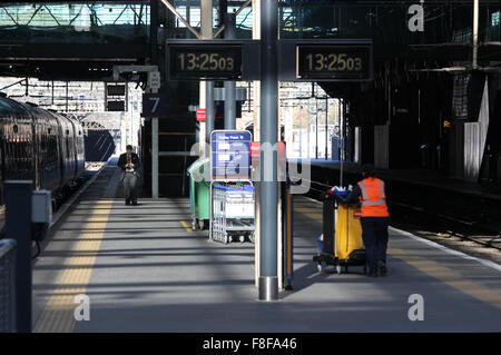 Un train vide en plate-forme de Londres Paddington, seulement un nettoyant et un inspecteur de train sont visibles Banque D'Images