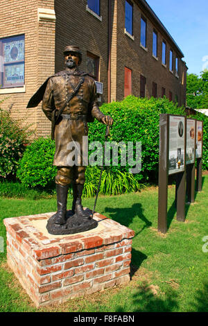 Statue et des panneaux d'information historique à l'extérieur du musée de la ville de Helena dans l'Arkansas Banque D'Images