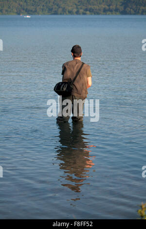 L'homme dans le lac de pêche Banque D'Images