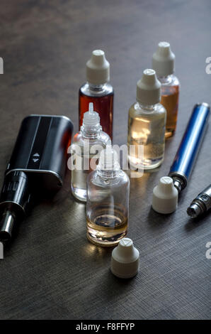 E-cigarette avec un bon nombre de différents re-remplir les bouteilles, Close up Banque D'Images