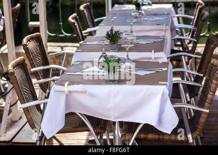 Tables de restaurant confortable prêt au service. Petit coup de poignée Banque D'Images