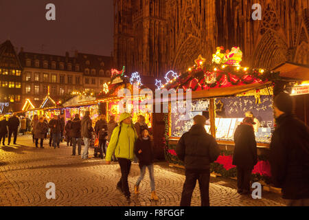 Les gens du shopping au marché de Noël de Strasbourg, Place de la cathedrale, Strasbourg, Alsace, France Europe Banque D'Images