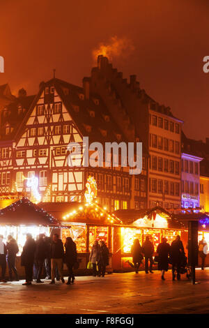 Les gens du shopping au marché de Noël de Strasbourg, Place de la cathedrale, Strasbourg, Alsace, France Europe Banque D'Images