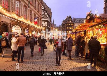 Les gens du shopping au marché de Noël de Strasbourg, Place de la cathedrale, Strasbourg, Alsace, France Europe Banque D'Images