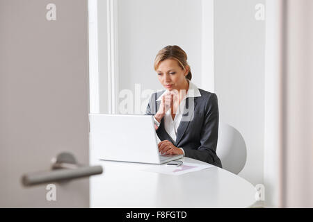 Businesswoman Working On Laptop In Office Banque D'Images