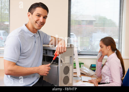 Il ordinateur Machine de fixation Support Worker in Office Banque D'Images