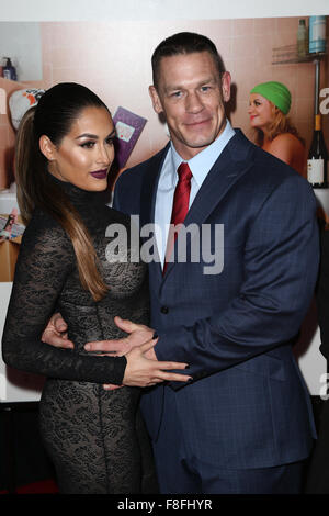 New York, USA. 8 Décembre, 2015. L'acteur John Cena (R) et Nikki Bella assiste à la première de 'Sisters' au Ziegfeld Theatre Le 8 décembre 2015 à New York. Credit : Debby Wong/Alamy Live News Banque D'Images