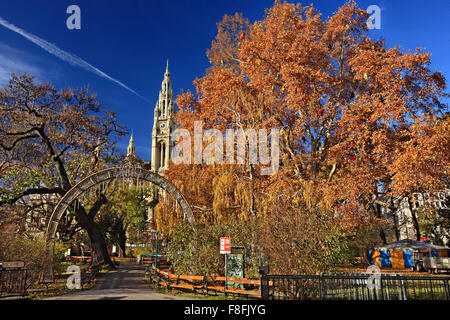 Le parc en face de l'hôtel de ville (Rathaus) de Vienne, Autriche. Banque D'Images