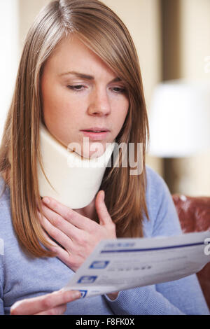 Young Woman Wearing Neck Brace lecture Lettre Banque D'Images