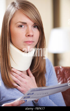 Young Woman Wearing Neck Brace lecture Lettre Banque D'Images