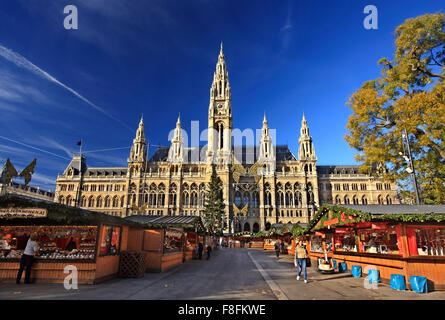 Le marché de Noël en face de l'hôtel de ville (Rathaus) de Vienne, Autriche. Banque D'Images