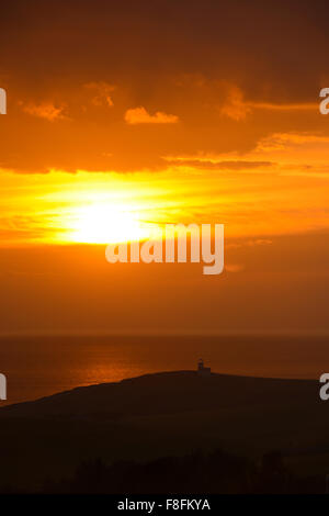Un coucher de soleil sur le phare de Belle Tout près de Beachy Head sur les South Downs dans le Sussex, Royaume-Uni Banque D'Images
