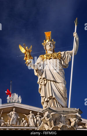 La statue de Pallas Athéna en face du parlement autrichien. Vienne. Banque D'Images