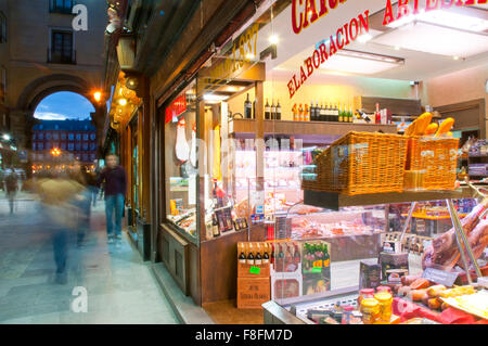 Magasin alimentaire, vision de nuit. Postas street, Madrid, Espagne. Banque D'Images