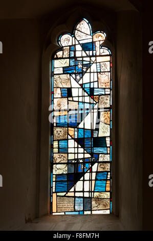 Ce vitrail dans Downe church, Kent, célèbre le retour en toute sécurité des Knox-Johnstone Robin. Plus de détails dans la description. Banque D'Images