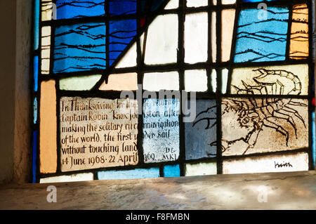 Inscription sur vitrail dans Downe church, Kent, célèbre le retour en toute sécurité des Knox-Johnstone Robin. Plus de détails EN DESC. Banque D'Images