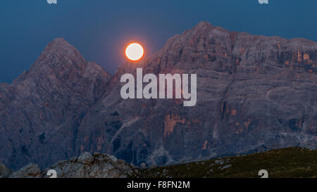 Entre le mont de la lune Nu Dles Sas (Sasso delle Nove) et Mt. Diesc Dles Sas (Sasso delle Dieci). La vallée de Badia. Les Dolomites Banque D'Images