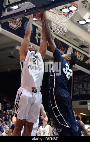 Washington, DC, USA. Dec 8, 2015. 20151208 - Penn State center JORDANIE DICKERSON (32) bloque un tir de George Washington de l'avant KEVIN LARSEN (21) dans la seconde moitié au Smith Center à Washington. © Chuck Myers/ZUMA/Alamy Fil Live News Banque D'Images