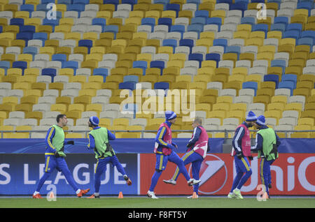 Kiev, Ukraine. Dec 8, 2015. Maccabi Tel Aviv formation - Kiev, Ukraine - 08/12/15 Maccabi Tel Aviv les joueurs s'entraînent avant leur match de soccer de la Ligue des Champions contre le Dynamo Kiev. © Nazar Furyk/ZUMA/Alamy Fil Live News Banque D'Images