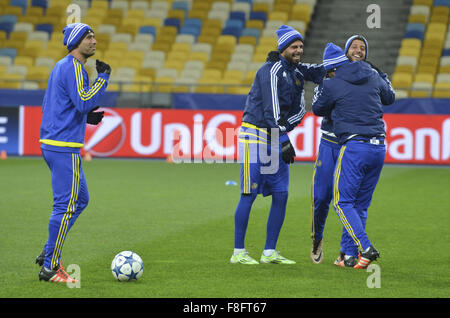 Kiev, Ukraine. Dec 8, 2015. Maccabi Tel Aviv formation - Kiev, Ukraine - 08/12/15 Maccabi Tel Aviv les joueurs s'entraînent avant leur match de soccer de la Ligue des Champions contre le Dynamo Kiev. © Nazar Furyk/ZUMA/Alamy Fil Live News Banque D'Images