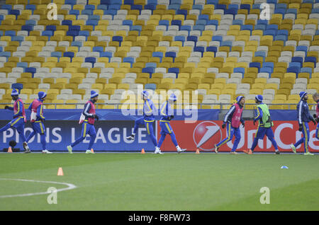 Kiev, Ukraine. Dec 8, 2015. Maccabi Tel Aviv formation - Kiev, Ukraine - 08/12/15 Maccabi Tel Aviv les joueurs s'entraînent avant leur match de soccer de la Ligue des Champions contre le Dynamo Kiev. © Nazar Furyk/ZUMA/Alamy Fil Live News Banque D'Images