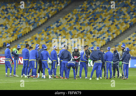 Kiev, Ukraine. Dec 8, 2015. Maccabi Tel Aviv formation - Kiev, Ukraine - 08/12/15 Maccabi Tel Aviv les joueurs s'entraînent avant leur match de soccer de la Ligue des Champions contre le Dynamo Kiev. © Nazar Furyk/ZUMA/Alamy Fil Live News Banque D'Images