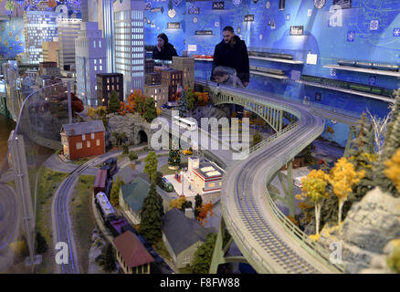 New York, USA. 9Th Mar, 2015. Les visiteurs d'un model railroad a présenté au cours de la campagne du Train des Fêtes spectacle à Grand Central à Manhattan, le New York City, États-Unis, le 9 décembre 2015. Présenté chaque année par la New York Transit Museum, le modèle populaire railroad exposition présente Metro-North, New York Central, métro et trains partiront de la gare Grand Central Terminal miniature sur un 34-pieds de long, deux niveau jauge 'O' mise en page. © Wang Lei/Xinhua/Alamy Live News Banque D'Images