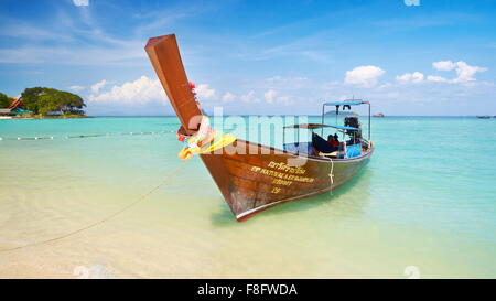 Thaïlande - île de Phi Phi, Phang Nga Bay, long tail boat Banque D'Images