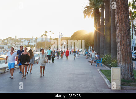 Les gens qui marchent dans un après-midi d'été le long du boulevard de la Croisette à Cannes Banque D'Images