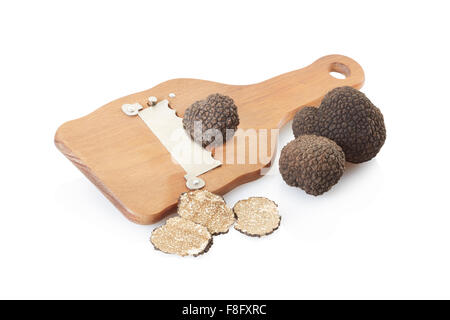 Les truffes noires, tranches et truffe en bois blanc sur slicer Banque D'Images