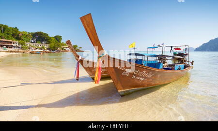 Thaïlande - île de Phi Phi, Phang Nga Bay, longue queue bateaux au port Banque D'Images