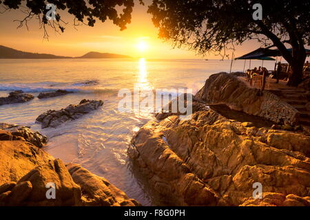 Thaïlande - l'île de Phuket, Patong Beach, l'heure du coucher du soleil scenery Banque D'Images