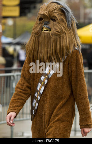 Iowa City, Iowa, États-Unis. 31 octobre, 2015. Un fan déguisé en Chewbacca de Star Wars promenades à travers le parc de stationnement avant le coup de l'Iowa Hawkeyes et le Maryland Terrapins à Stade Kinnick, à Iowa City, Iowa., Samedi, Octobre, 31, 2015. © Louis Brems/Quad-City Times/ZUMA/Alamy Fil Live News Banque D'Images