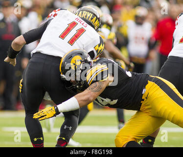 Iowa City, Iowa, États-Unis. 31 octobre, 2015. L'Iowa Hawkeyes défensive fin Nate Meier (34) sacs Maryland Terrapins quarterback Perry Hills (11) dans un match de football NCAA entre le Iowa Hawkeyes et le Maryland Terrapins à Stade Kinnick, à Iowa City, Iowa., Samedi, Octobre, 31, 2015. © Louis Brems/Quad-City Times/ZUMA/Alamy Fil Live News Banque D'Images