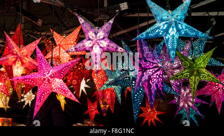 Divers glowing stars de Noël au marché de Noël de Bremgarten, Argovie, Suisse. Banque D'Images