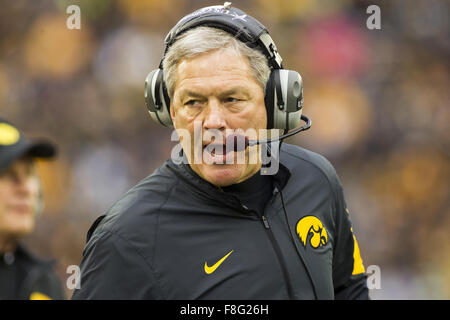 Iowa City, Iowa, États-Unis. 31 octobre, 2015. L'entraîneur-chef de l'Iowa Hawkeyes Kirk Ferentz hurle à la ligne de côté pendant un temps mort dans un NCAA Football match entre l'Iowa Hawkeyes et le Maryland Terrapins à Stade Kinnick, à Iowa City, Iowa., Samedi, Octobre, 31, 2015. © Louis Brems/Quad-City Times/ZUMA/Alamy Fil Live News Banque D'Images