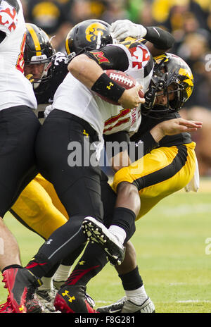 Iowa City, Iowa, États-Unis. 31 octobre, 2015. L'Iowa Hawkeyes arrière défensif Desmond King (14) élimine les Maryland Terrapins quarterback Perry Hills (11) dans un match de football NCAA entre le Iowa Hawkeyes et le Maryland Terrapins à Stade Kinnick, à Iowa City, Iowa., Samedi, Octobre, 31, 2015. © Louis Brems/Quad-City Times/ZUMA/Alamy Fil Live News Banque D'Images