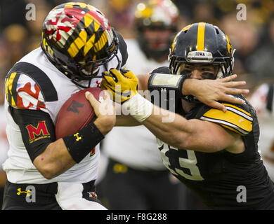 Iowa City, Iowa, États-Unis. 31 octobre, 2015. L'Iowa Hawkeyes linebacker Josey Jewell (43) attrape le masque du Maryland Terrapins quarterback Perry Hills (11) tandis que le renvoi lui dans un NCAA Football match entre l'Iowa Hawkeyes et le Maryland Terrapins à Stade Kinnick, à Iowa City, Iowa., Samedi, Octobre, 31, 2015. © Louis Brems/Quad-City Times/ZUMA/Alamy Fil Live News Banque D'Images