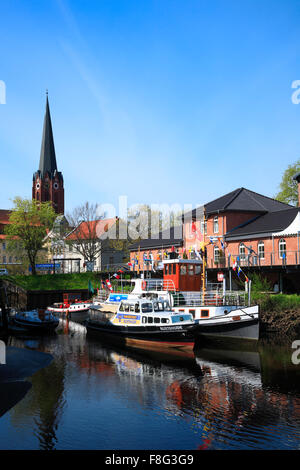 Des bateaux touristiques dans le port de Buxtehude, Basse-Saxe, Allemagne, Europe Banque D'Images