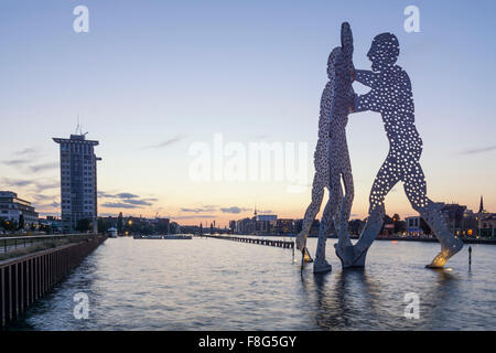 L'homme molécule , sculpture , Coucher de Soleil, nuages, Spree, Berlin , Allemagne Banque D'Images